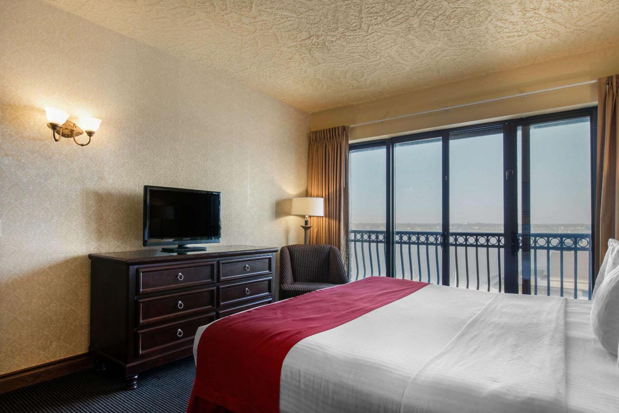 Shoreline Inn & Conference Center, Ascend Hotel Collection Маскигон Экстерьер фото